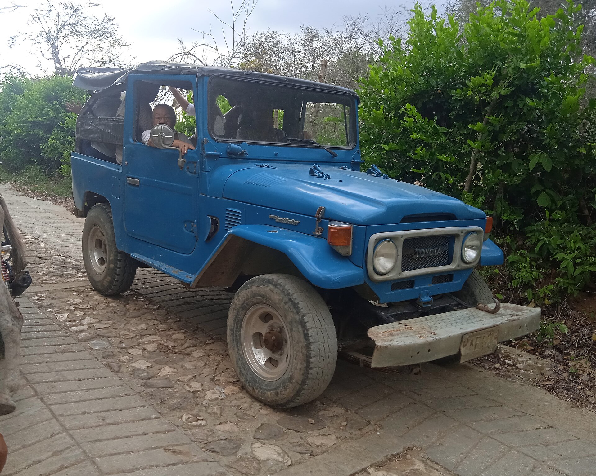 Toyota Land Cruiser FJ40 1978 color crema